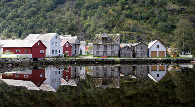 the-mirror-houses-of-laerdal